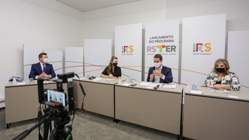 PORTO ALEGRE, RS, BRASIL, 17/12/2020 - O Programa RS Trabalho, Emprego e Renda – RS TER foi lançado em cerimônia virtual nesta quinta-feira (17/12), no Palácio Piratini, com participação do governador Eduardo Leite e da secretária do Trabalho e Assistênci