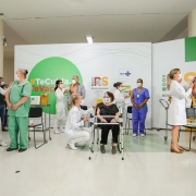 Às 23h45 da segunda (18), foram aplicadas as primeiras cinco doses da vacina contra a Covid-19 no RS