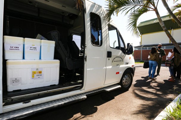 PORTO ALEGRE, RS, BRASIL, 25/01/2021 - Aeronaves do governo do Estado transportam para municípios do interior, nesta segunda-feira (25/1), carregamento de vacinas da Oxford / AstraZeneca contra a Covid-19. As doses foram enviadas pelo Ministério da Saúde 