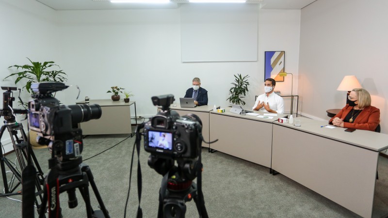 PORTO ALEGRE, RS, BRASIL, 28/01/2021 - O governador Eduardo Leite fez, na manh&atilde; desta quinta-feira (28/1), transmiss&atilde;o ao vivo para atualizar as medidas de enfrentamento ao coronav&iacute;rus no Estado. Fotos: Felipe Dalla Valle/Pal&aacute;cio Piratini