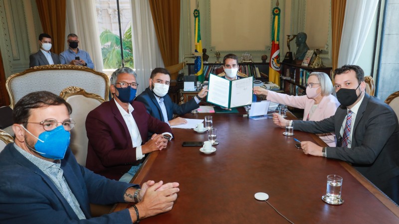 PORTO ALEGRE, RS, BRASIL, 24.2.2021. Com a aprovação unânime dos deputados estaduais, o governador Eduardo Leite sancionou nesta quarta-feira (24/2) o Projeto de Lei (PL) 11, que autoriza remanejamentos no Orçamento de 2021 para a possibilidade de compra 