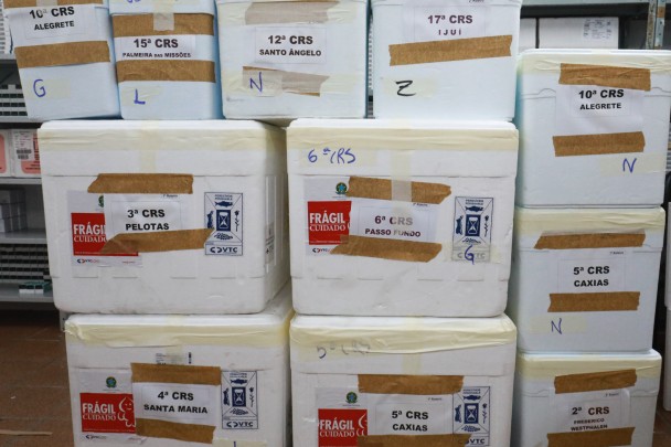 PORTO ALEGRE, RS, BRASIL, 25.2.2021.  O repasse feito pela Secretaria Estadual da Saúde (SES),  compreende os dois lotes recebidos ontem pelo Estado: 135 mil doses da vacina Oxford/AstraZeneca e outras 84,2 mil da CoronaVac. Foto:  Itamar Aguiar/Palácio P
