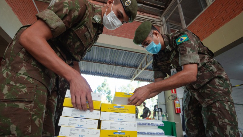 NOVA SANTA RITA, RS, BRASIL, 16/03/2021 - O governo do Estado e o Exército Brasileiro iniciaram a entrega, na manhã desta terça-feira (16), de cerca de 35 mil medicamentos anestésicos e bloqueadores neuromusculares para 51 hospitais, em 45 cidades no Rio 