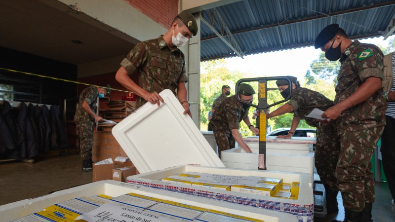 NOVA SANTA RITA, RS, BRASIL, 16/03/2021 - O governo do Estado e o Ex&eacute;rcito Brasileiro iniciaram a entrega, na manh&atilde; desta ter&ccedil;a-feira (16), de cerca de 35 mil medicamentos anest&eacute;sicos e bloqueadores neuromusculares para 51 hospitais, em 45 cidades no Rio 