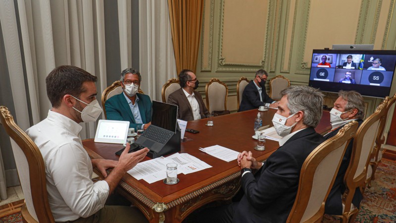 PORTO ALEGRE, RS, BRASIL, 5.4.2021. Governador Eduardo Leite durante reunião com o secretário de Logística e Transportes, Juvir Costella, o deputado Frederico Antunes e representantes da companhia aérea Gol. Foto: Itamar Aguiar/Palácio Piratini