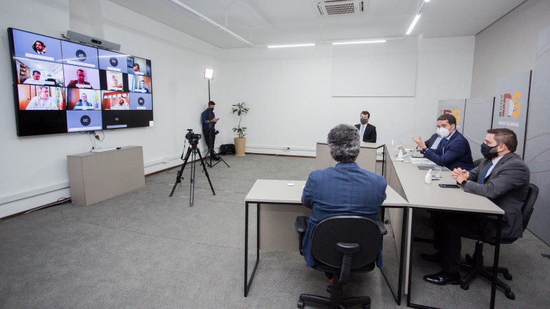 PORTO ALEGRE, RS, BRASIL, 12/04/2021 - O governador Eduardo Leite sancionou, na tarde desta segunda-feira (12/4), os projetos de lei 65/2021, que cria o auxílio emergencial gaúcho, e 36/2021, que altera taxas do DetranRS relativas a serviços de veículos. 