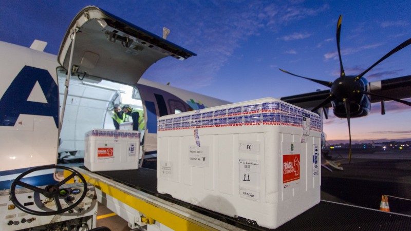 PORTO ALEGRE, RS, BRASIL, 23/04/2021 - O Rio Grande do Sul recebeu, na manh&atilde; desta sexta-feira (23/4), uma nova remessa de vacinas contra a Covid-19, com 192.750 doses da AstraZeneca e 50,2 mil da Coronavac. A distribui&ccedil;&atilde;o &agrave;s Coordenadorias Regionais de S