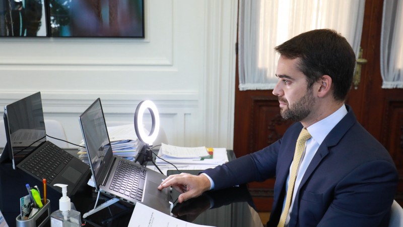 PORTO ALEGRE, RS, BRASIL, 29.4.2021. Governador Eduardo Leite durante de live do lan&ccedil;amento do Relat&oacute;rio da D&iacute;vida P&uacute;blica 2020. Foto: Itamar Aguiar/Pal&aacute;cio Piratini.