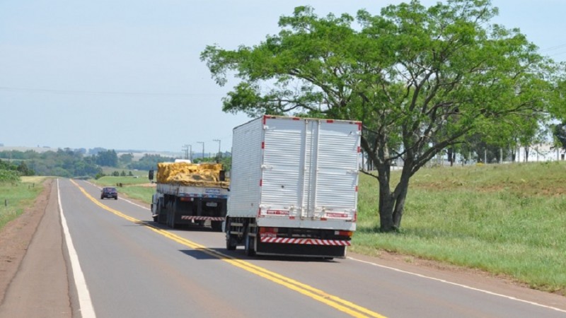 Caminhao na estrada