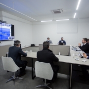 Governador anunciou novo sistema de monitoramento da pandemia em reunião presencial com participações por videoconferência