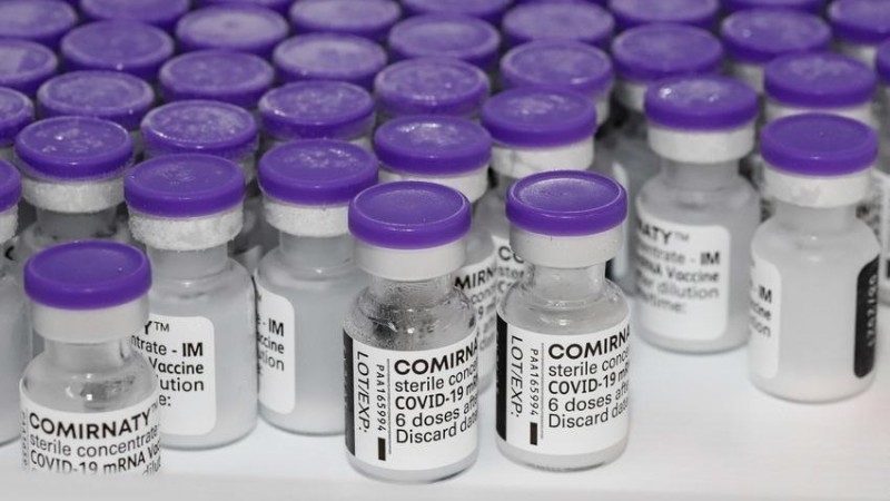 Porto Alegre, RS 04/05/2021 Porto Alegre recebeu na manhã desta terça-feira, 4, o primeiro lote da vacina produzida pela farmacêutica Pfizer, a Comirnaty, com 32.760 doses. Metade, ou 16.380 doses, serão destinadas para dose 1. A outra metade, para dose 2