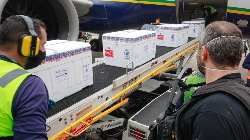 PORTO ALEGRE, RS, BRASIL,2.6.2021. Chegada de 356.500 doses de vacinas Astrazeneca Foto: Itamar Aguiar/ Pal&aacute;cio Piratini