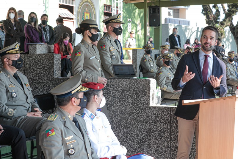 PORTO ALEGRE, RS, BRASIL, 9.7.2021. Governador Eduardo Leite, durante Entrega do Espadim Tiradentes para os alunos oficiais do Curso Superior de Polícia Militar da Brigada Militar, na manhã desta sexta-feira (9/7). Fotos: Itamar Aguiar/ Palácio Piratini