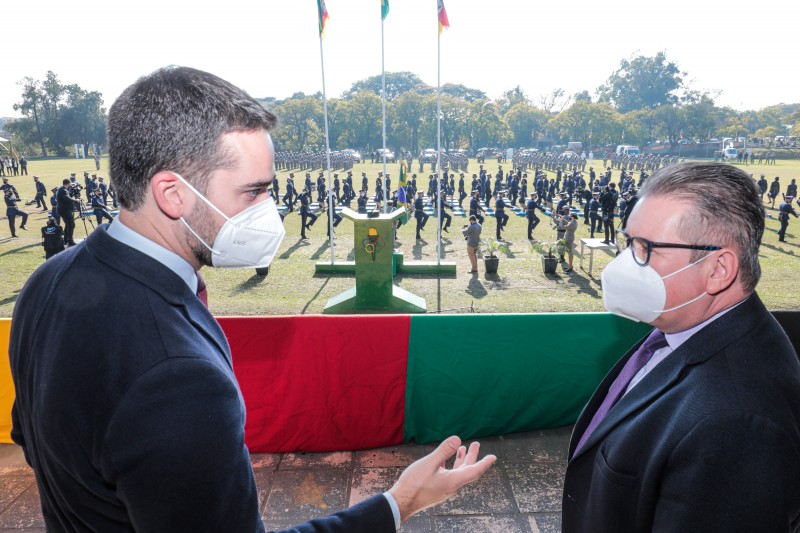 PORTO ALEGRE, RS, BRASIL, 9.7.2021. Governador Eduardo Leite, durante Entrega do Espadim Tiradentes para os alunos oficiais do Curso Superior de Polícia Militar da Brigada Militar, na manhã desta sexta-feira (9/7). Fotos: Itamar Aguiar/ Palácio Piratini