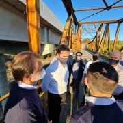 Governador foi conhecer estrutura em concreto e solicitou que Daer providencie manuten&ccedil;&atilde;o da antiga ponte, por ser hist&oacute;rica