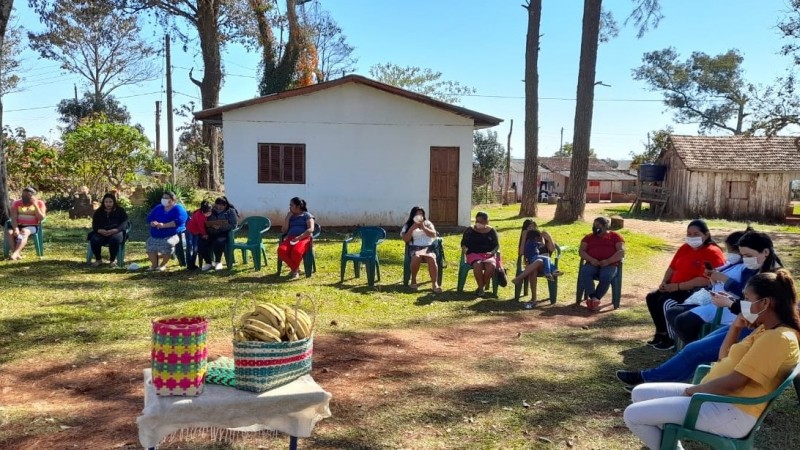 Gestantes da reserva da Guarita com profissionais de saúde