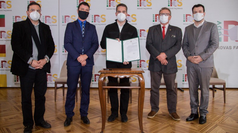 PORTO ALEGRE, RS, BRASIL, 10/08/2021 - San&ccedil;&atilde;o de projeto de lei complementar 165/2021, do Poder Executivo, que suspende a validade de concursos p&uacute;blicos durante o per&iacute;odo do estado de calamidade p&uacute;blica.  Fotos: Felipe Dalla Valle / Pal&aacute;cio Piratini