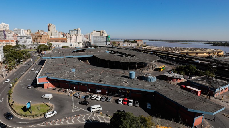 PORTO ALEGRE, RS, BRASIL, 7.7.2021. A Estação Rodoviária de Porto Alegre é uma estação de ônibus dirigida pela empresa Veppo & Cia Ltda. Foi inaugurada em 28 de junho de 1970, num projeto do DAER. Recebe empresas de ônibus que fazem viagens estaduais, nacionais e internacionais. Fotos: Itamar Aguiar/ Palácio Piratini