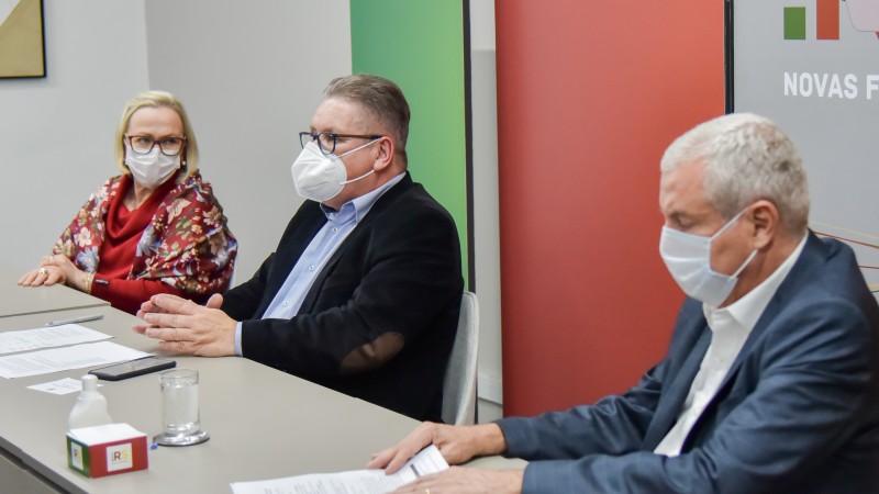 PORTO ALEGRE, RS, BRASIL, 04/10/2021 - Com a participa&ccedil;&atilde;o do governador em exerc&iacute;cio, Ranoklfio Vieira J&uacute;nior, o Banrisul completou, nesta segunda-feira (4/10), a entrega de R$ 10 milh&otilde;es em servi&ccedil;os e equipamentos de sa&uacute;de para ajudar no combate &agrave; pandemia. De maneira simb&oacute;lica, um ato no Pal&aacute;cio Piratini, com transmiss&atilde;o ao vivo pelas redes sociais, entregou seis extratores de DNA/RNA para realiza&ccedil;&atilde;o de testes de Covid-19 com insumos para seis universidades e 77 respiradores com monitores a 19 hospitais ga&uacute;chos. Fotos: Rodrigo Ziebell/GVG/ Pal&aacute;cio Piratini