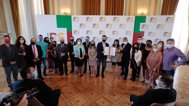 PORTO ALEGRE, RS, BRASIL, 28.10.2021 - Gover durante assinatura de  acordo entre Estado, munic&iacute;pio e moradores da Ilha do Pav&atilde;o. Na manh&atilde; destra quinta-feira (28/10). Fotos: Itamar Aguiar/ Pal&aacute;cio Piratini