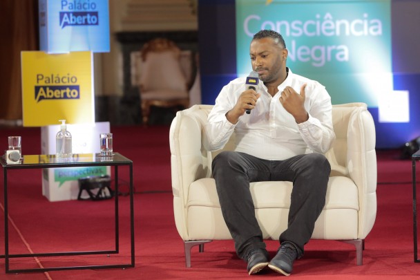 PORTO ALEGRE, RS, BRASIL, 10.11.2021. A quinta edição do programa Palácio Aberto, produzido pela Secretaria de Comunicação (Secom) e transmitido pela TVE, aborda o tema consciência negra. Com apresentação de Nara Sarmento, teve como convidados Maria Cristina Santos, fundadora do Maria Mulher; Jailson Barbosa, assessor de Políticas Públicas na prefeitura de Novo Hamburgo; e Vander Duarte, professor de História, pesquisador de temáticas relacionadas à cultura afro-brasileira. Fotos: Itamar Aguiar/ Palácio Piratini
