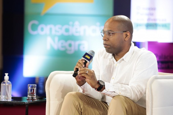 PORTO ALEGRE, RS, BRASIL, 10.11.2021. A quinta edição do programa Palácio Aberto, produzido pela Secretaria de Comunicação (Secom) e transmitido pela TVE, aborda o tema consciência negra. Com apresentação de Nara Sarmento, teve como convidados Maria Cristina Santos, fundadora do Maria Mulher; Jailson Barbosa, assessor de Políticas Públicas na prefeitura de Novo Hamburgo; e Vander Duarte, professor de História, pesquisador de temáticas relacionadas à cultura afro-brasileira. Fotos: Itamar Aguiar/ Palácio Piratini