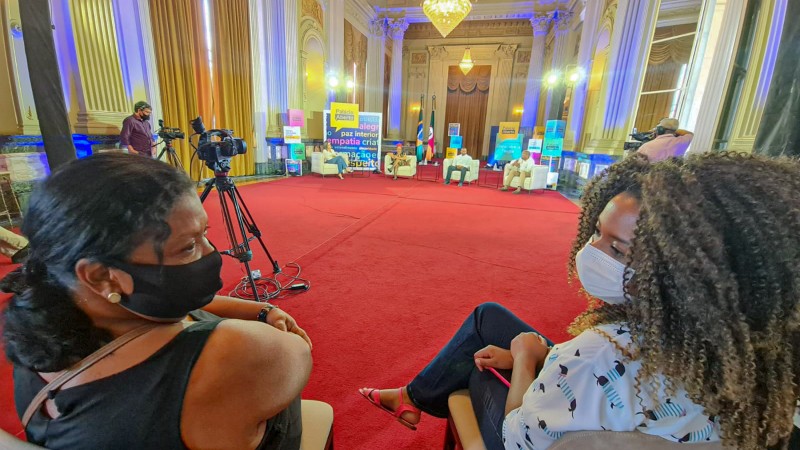 PORTO ALEGRE, RS, BRASIL, 10.11.2021. A quinta edição do programa Palácio Aberto, produzido pela Secretaria de Comunicação (Secom) e transmitido pela TVE, aborda o tema consciência negra. Com apresentação de Nara Sarmento, teve como convidados Maria Cristina Santos, fundadora do Maria Mulher; Jailson Barbosa, assessor de Políticas Públicas na prefeitura de Novo Hamburgo; e Vander Duarte, professor de História, pesquisador de temáticas relacionadas à cultura afro-brasileira. Fotos: Itamar Aguiar/ Palácio Piratini