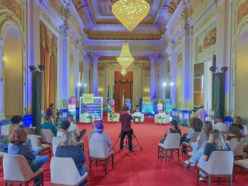 PORTO ALEGRE, RS, BRASIL, 10.11.2021. A quinta edição do programa Palácio Aberto, produzido pela Secretaria de Comunicação (Secom) e transmitido pela TVE, aborda o tema consciência negra. Com apresentação de Nara Sarmento, teve como convidados Maria Cristina Santos, fundadora do Maria Mulher; Jailson Barbosa, assessor de Políticas Públicas na prefeitura de Novo Hamburgo; e Vander Duarte, professor de História, pesquisador de temáticas relacionadas à cultura afro-brasileira. Fotos: Itamar Aguiar/ Palácio Piratini