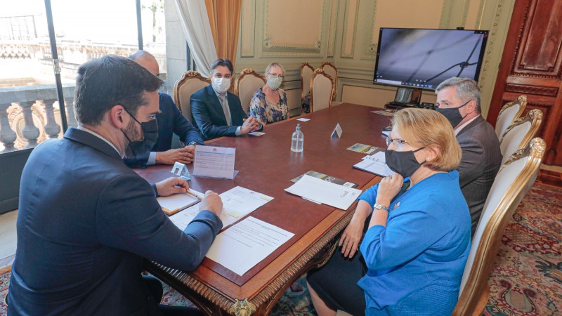 PORTO ALEGRE, RS, BRASIL, 24.11.2021.  Governador Eduardco recebe visita cortesia da c&ocirc;nsul-geral do Canad&aacute; em SP, Heather Cameron. Fotos: Itamar Aguiar/Pal&aacute;cio Piratini