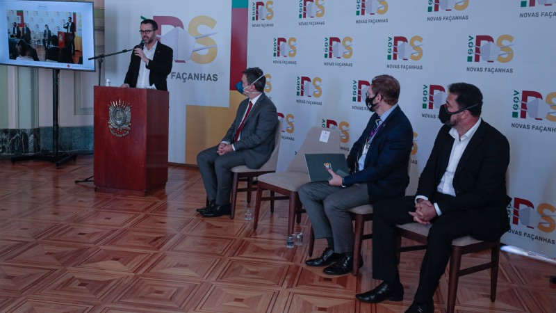 PORTO ALEGRE, RS, BRASIL,10.12.2021. Foi assinado nesta sexta-feira (10/12), no Palácio Piratini, o Termo de Concessão da Certificação Institucional Pró-Gestão de Regime Próprio de Previdência Social (RPPS) para o Instituto de Previdência do Estado do Rio Grande do Sul (IPE-Prev). O ato de assinatura  contou com a participação virtual do governador Eduardo Leite, que cumpre agenda em São Paulo, do secretário da Fazenda, Marco Aurelio Cardoso, e do Diretor Presidente do IPE Prev, José Guilherme Kliemann. Fotos: Itamar Aguiar/ Palácio Piratini