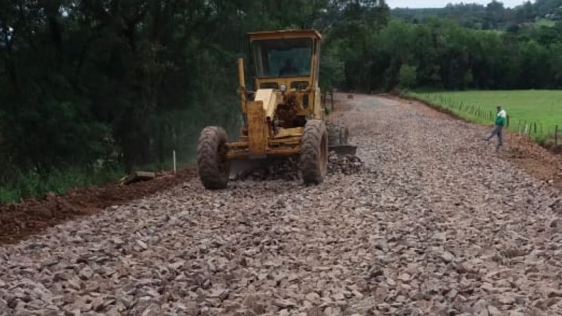 Acesso a Pinheirinho do Vale tem primeiros quilômetros pavimentados