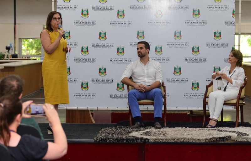 entrega veículos para CREs 1