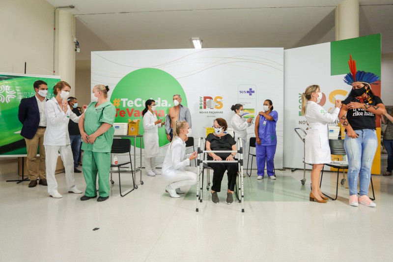 PORTO ALEGRE, RS, BRASIL, 18/01/2021 - Ato simbólico no Hospital de Clínicas marca início da vacinação contra a covid-19 no RS. Fotos: Felipe Dalla Valle/ Palácio Piratini