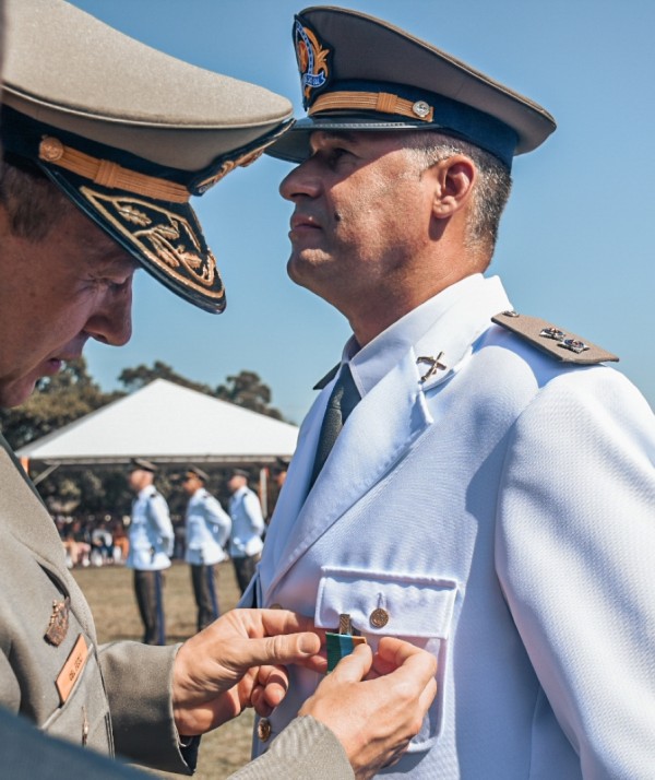 O primeiro-sargento Jurandir Fortes de Oliveira recebe das mãos do comandante-geral da BM, coronel Cláudio dos Santos Feoli, medalha pela primeira colocação no curso de formação, com nota final 9,98.
