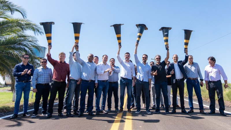 Governador e integrantes da comitiva em visita a Alegrete erguem cones para simbolizar inauguração de trecho de pavimentação da RS-566, entre Alegrete e Maçambará.
