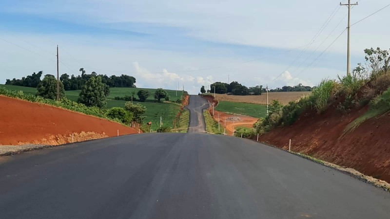 A pavimentação da ERS-506, entre Ibirubá e Santa Bárbara do Sul, teve início em 2021 e vem sendo realizada em diferentes frentes
