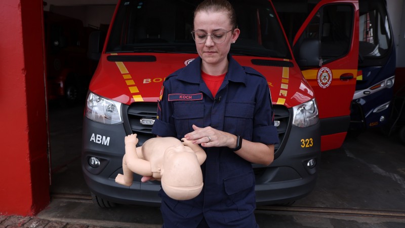 Bombeiros Militar orienta técnicas de salvamento em casos de engasgo de bebês