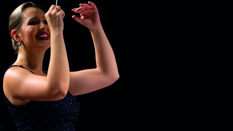 Natália Larangeira possui uma promissora carreira como regente de ópera, balé, coro e orquestra