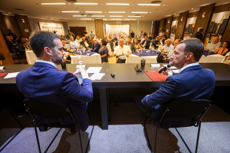 Leite palestra em reunião almoço no Sinduscon 2
