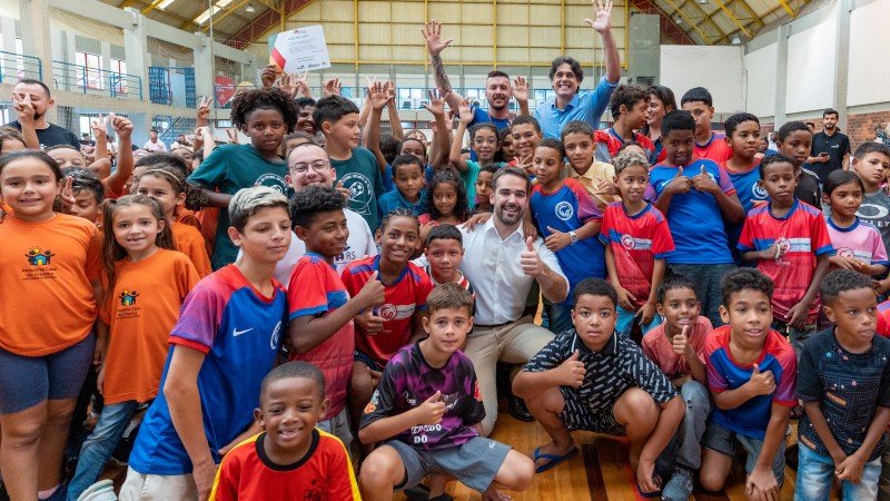 Entrega de kits esportivos Segue o Jogo