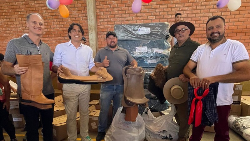 Entrega de kits esportivos Segue o Jogo