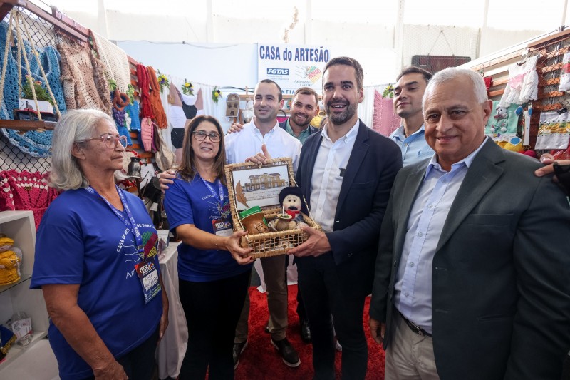 Leite visitou os estandes e conversou com expositores e visitantes da feira