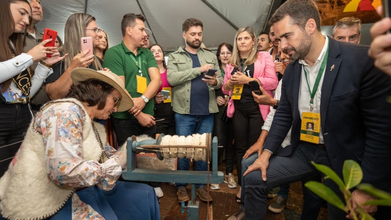 Em conversa com empresários e autoridades, Leite destacou que a feira é um importante espaço de negócios para o Estado
