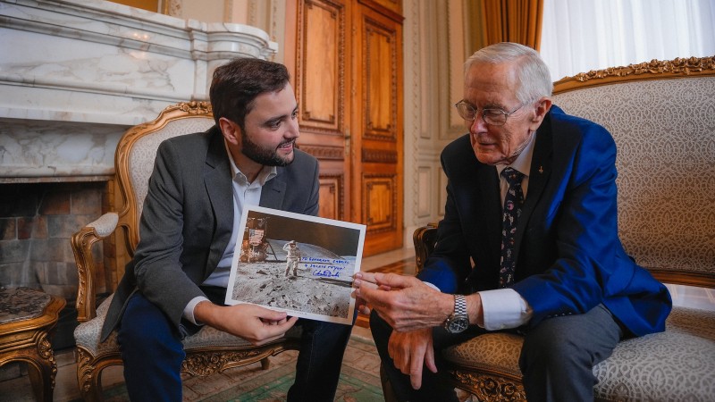 gabriel souza recebe astronauta charles duke