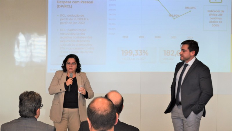 Secretária na apresentação do relatório da dívida