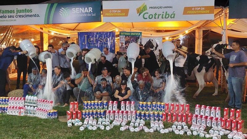 foto divulga&ccedil;&atilde;o seapi   Fenasul Expoleite   banho de leite 2023