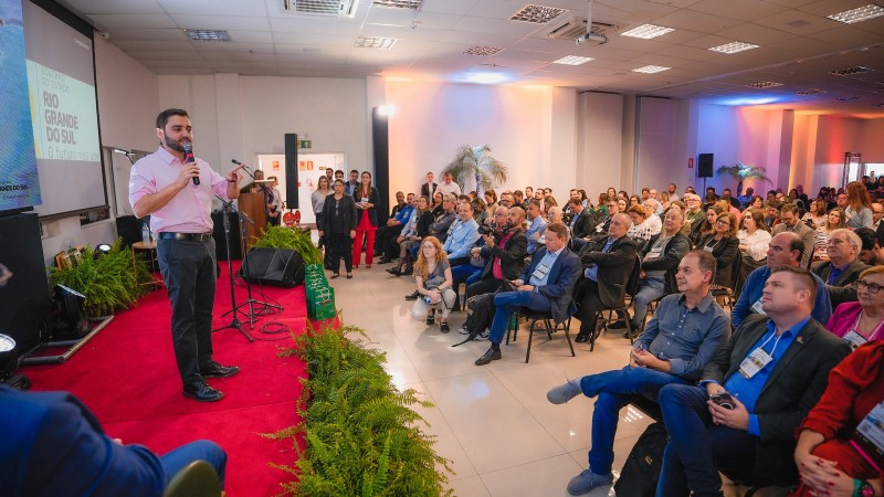 Vice governador Gabriel Souza palestra durante o a 2ª Conferência estadual do Turismo, no Recanto Maestro, em Restinga Seca