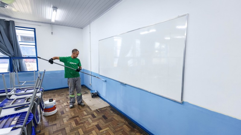 A pintura nas salas de aula de três prédios da escola é uma das melhorias que já está em andamento