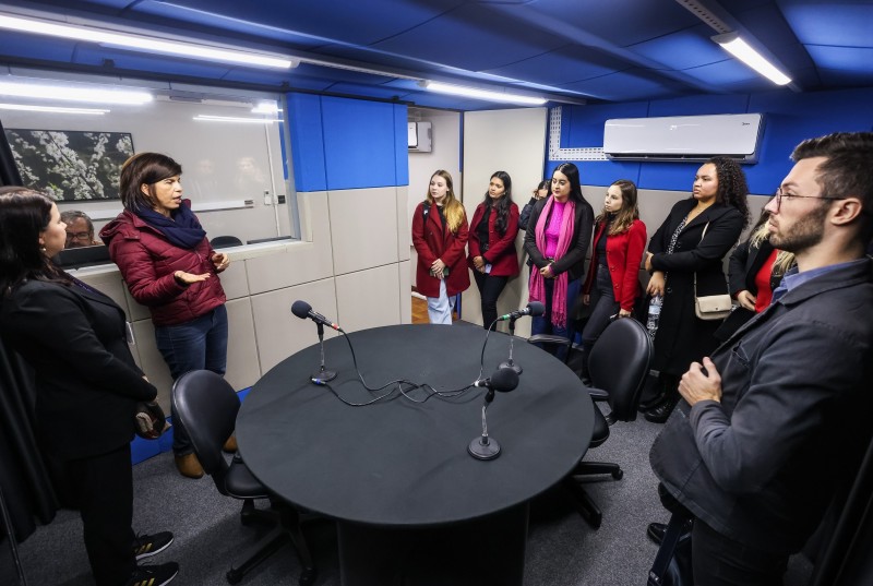 No estúdio, os alunos da Unisc conheceram os processos de edição e produção de podcasts e conteúdos para rádio