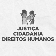 Card em fundo cinza, no qual estão escritas as palavras Justiça, Cidadania e Direitos Humanos ao centro, logo abaixo do ícone de três mãos em cores diferentes, representando a diversidade. No canto inferior direito está a logomarca utilizada pela gestão 2023-2026 do governo do Rio Grande do Sul.